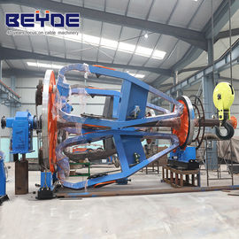 O equipamento de fabricação do cabo monta o suporte, rolamento grande que coloca - acima da máquina