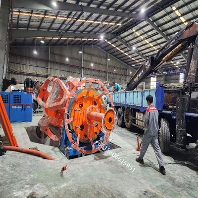Máquina de colocação de cabos equipada com PLC e motores acionados por inversor para controlo preciso do processo de colocação de cabos